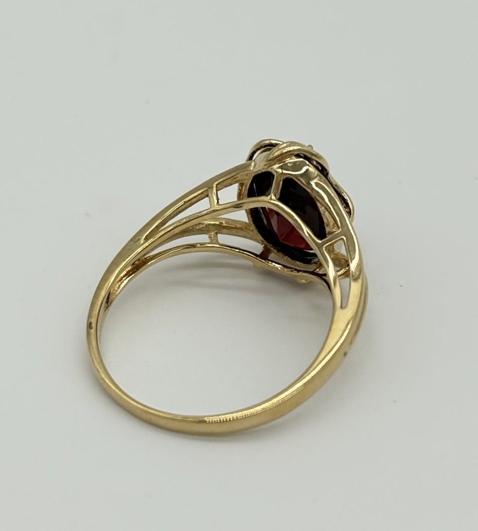 Ring aus 585er Gold mit einem ovalen roten Stein in künstlerischer Fassung - Ludowinger