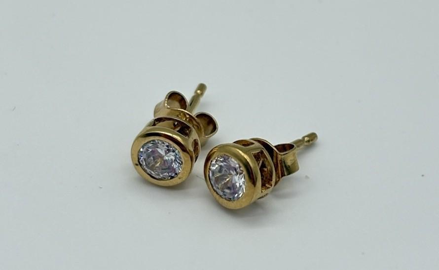 Solitär - Ohrstecker aus 375er Gold mit einem klaren Stein - Ludowinger