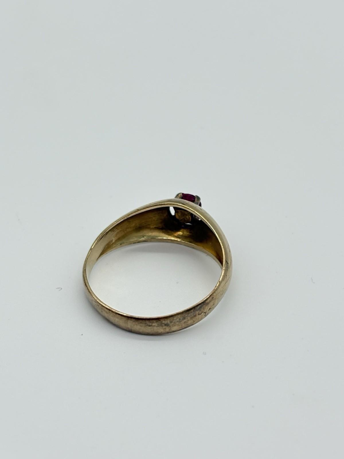 Ring aus 333er Gold mit roten Stein - Ludowinger
