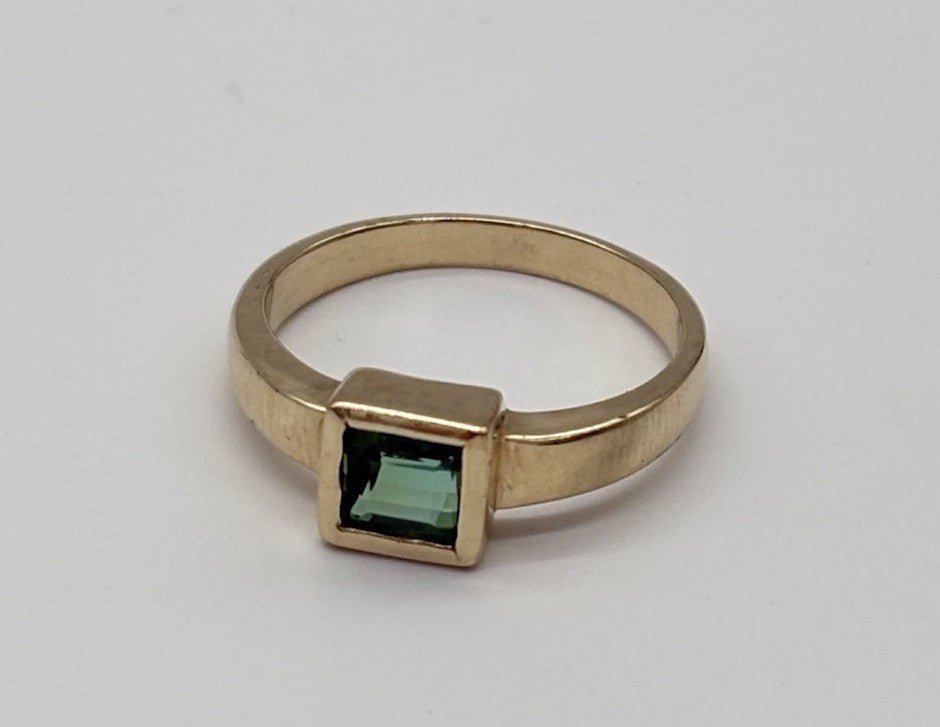 Ring aus 375er 9k Gold mit einem grünen Mintquarz, RG 54 - Ludowinger