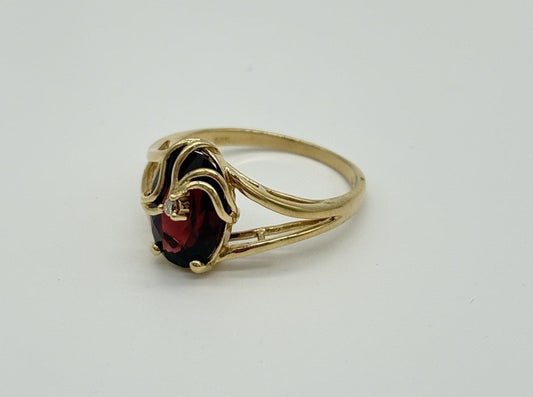 Ring aus 585er Gold mit einem ovalen roten Stein in künstlerischer Fassung - Ludowinger