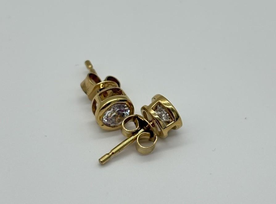 Solitär - Ohrstecker aus 375er Gold mit einem klaren Stein - Ludowinger