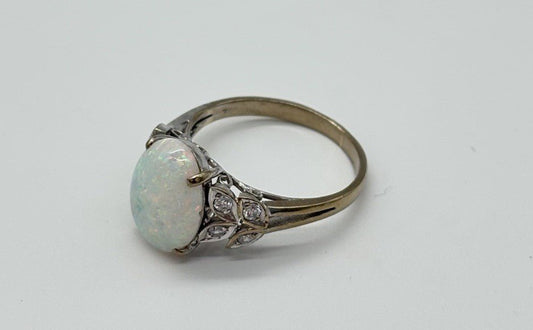 Weißgoldener Ring aus 750er Gold mit ovalen Opal sowie Diamanten - Ludowinger