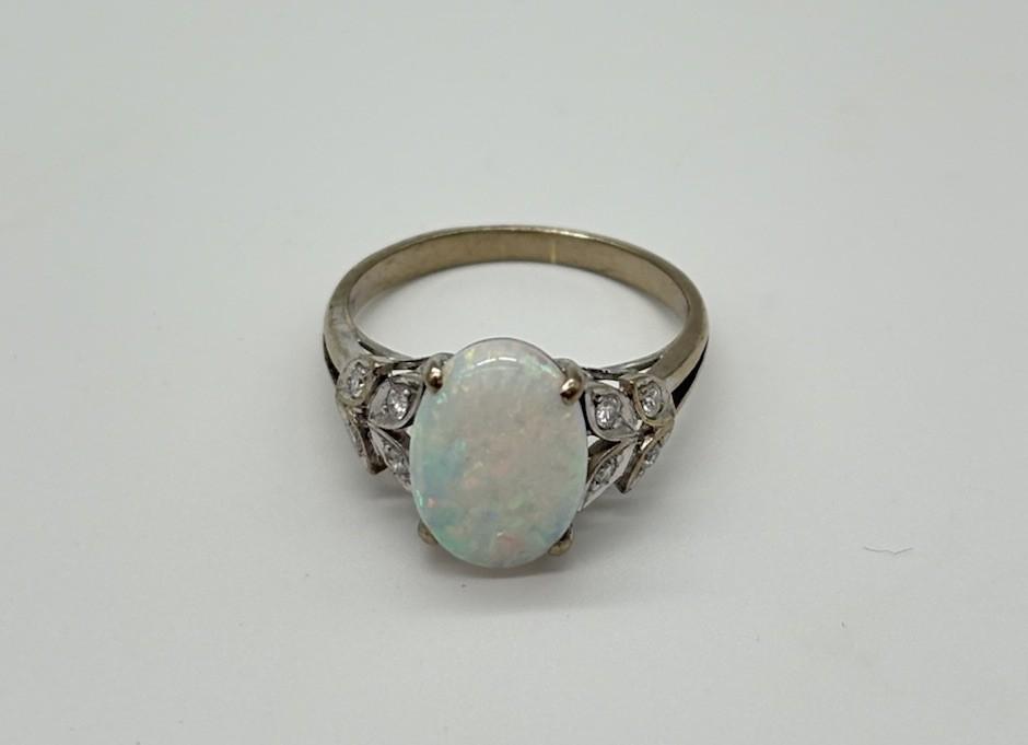Weißgoldener Ring aus 750er Gold mit ovalen Opal sowie Diamanten - Ludowinger