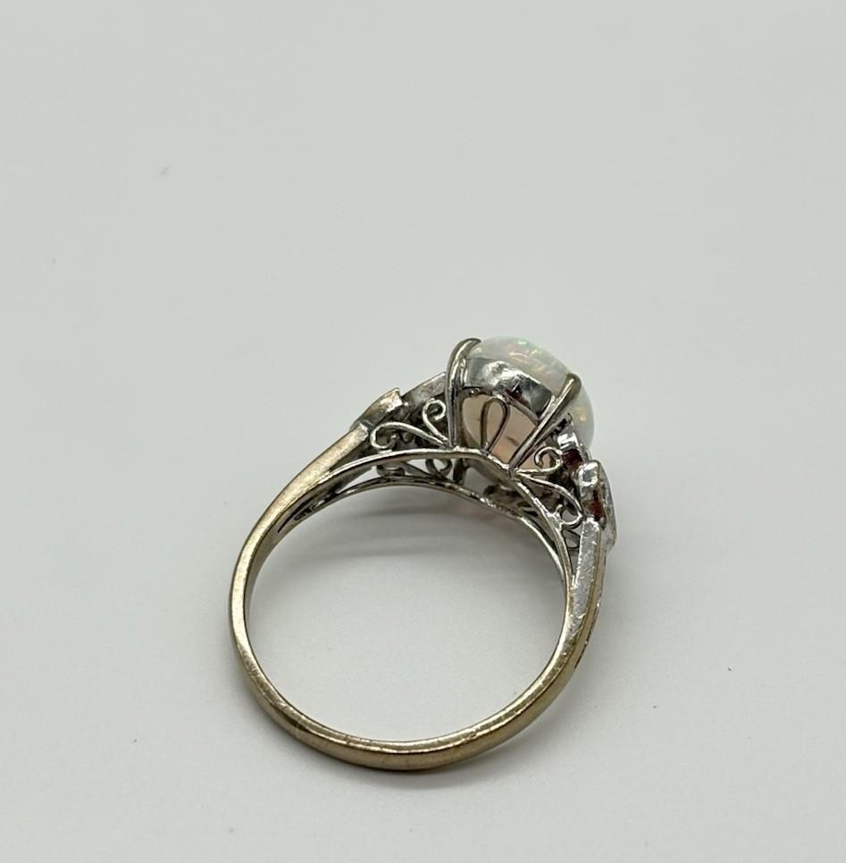 Weißgoldener Ring aus 750er Gold mit ovalen Opal sowie Diamanten - Ludowinger